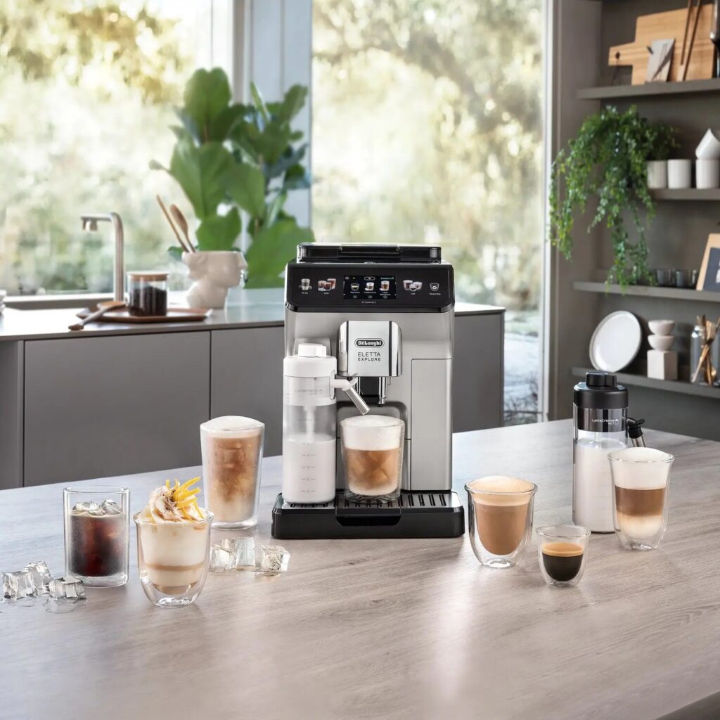 De'Longhi Eletta Explore ECAM450.65.S Kaffeevollautomat in Silber, Ansicht in der Küche mit Milchkaraffen und Getränken