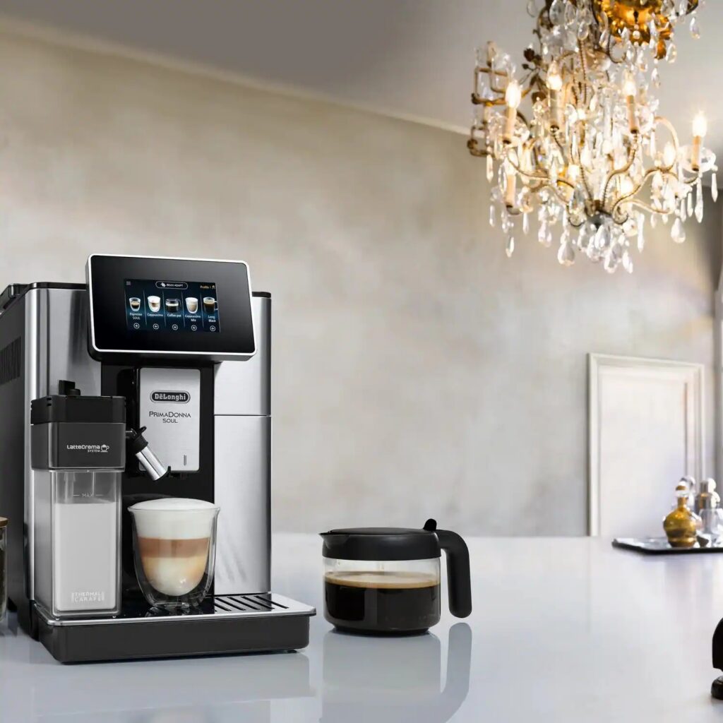 De'Longhi PrimaDonna Soul ECAM610.75.MB Kaffeevollautomat in Silber-Schwarz, Ansicht mit mitgelieferter Kaffeekanne