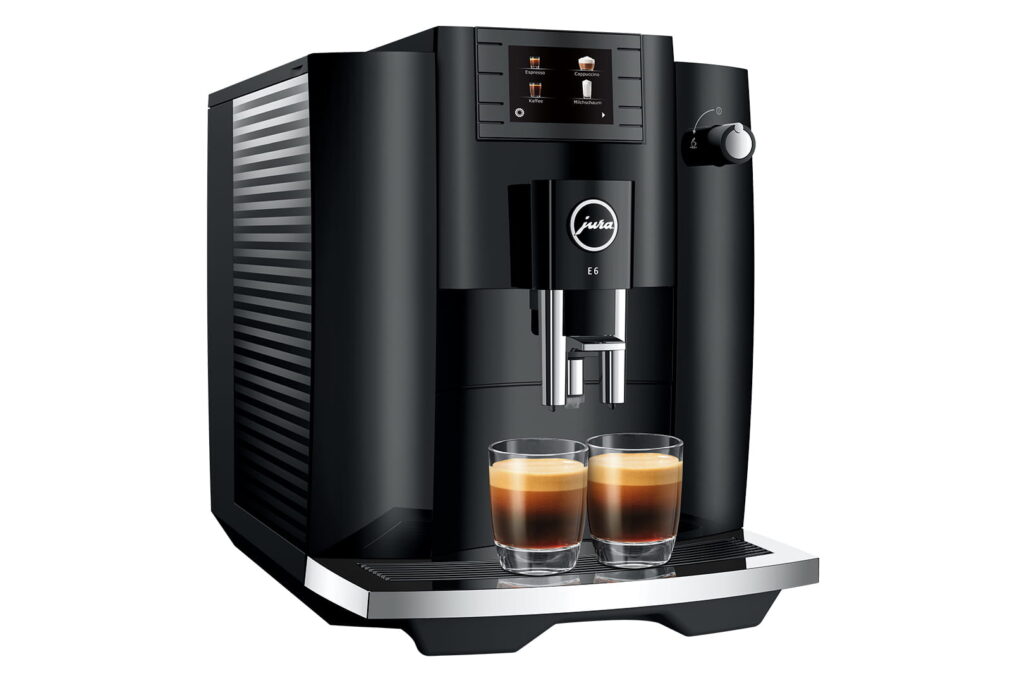 Jura E6 (EC) Kaffeevollautomat in Piano Black, Seitenansicht schräg von vorn