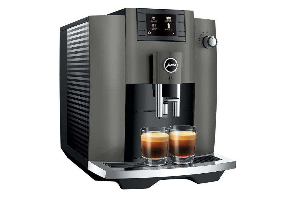 Jura E6 (EC) Kaffeevollautomat in Dark Inox, Seitenansicht schräg von vorn