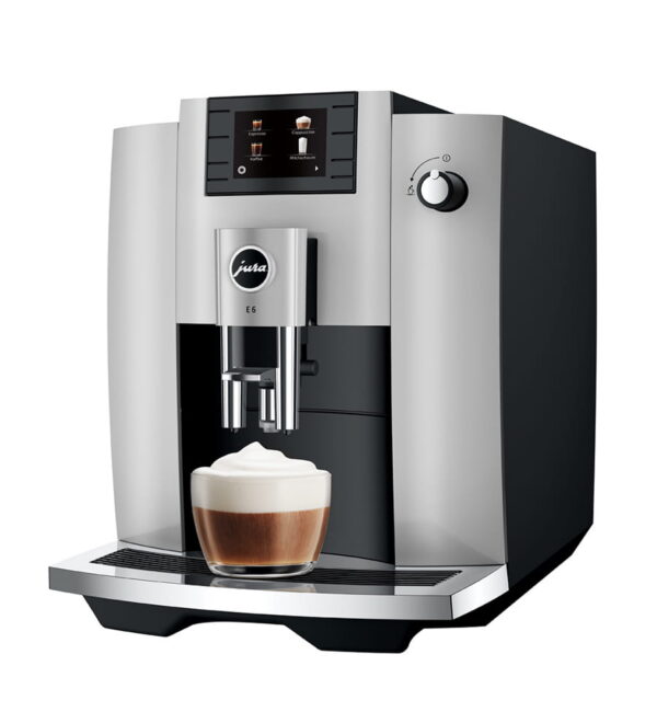 Jura E6 (EC) Kaffeevollautomat in Platin, Ansicht schräg von vorn