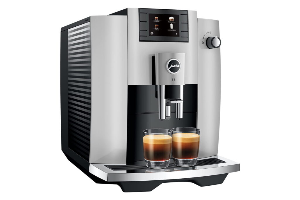 Jura E6 (EC) Kaffeevollautomat in Platin, Seitenansicht schräg von vorn