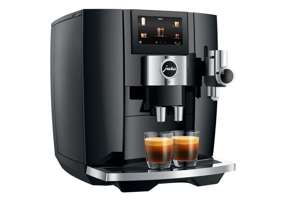 Jura J8 (EA) Kaffeevollautomat in Piano Black, Schrägansicht mit Tassen