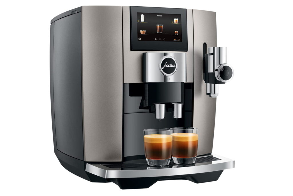 Jura J8 (EA) Kaffeevollautomat in Midnight Silver, Schrägansicht mit Tassen