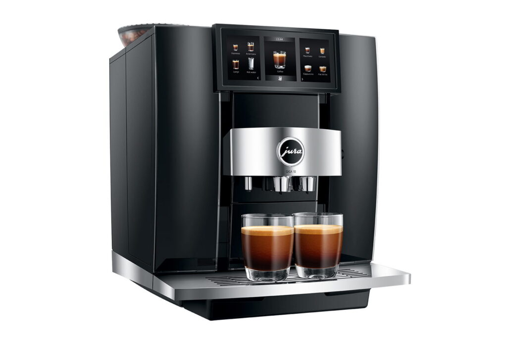 Jura GIGA 10 (EA) Kaffeevollautomat in Diamond Black, Schrägansicht mit Tassen