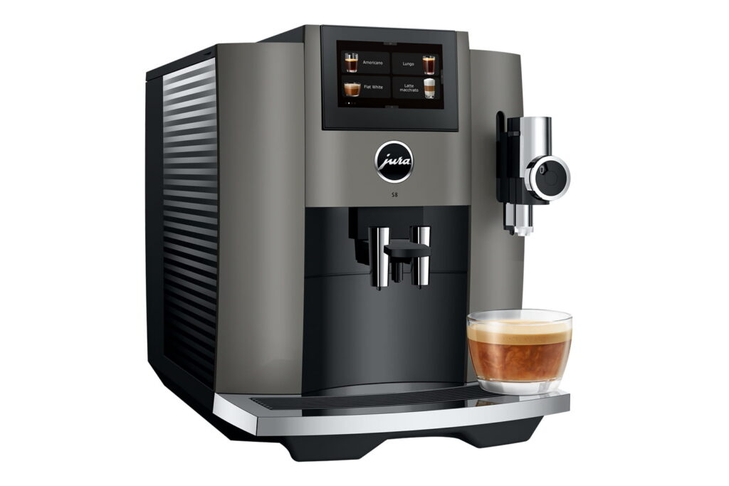 Jura S8 (EB) Kaffeevollautomat in Dark Inox, Schrägansicht mit Tassen
