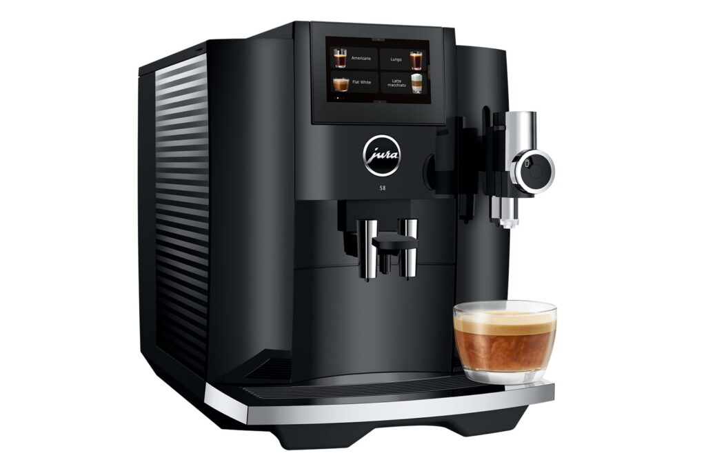 Jura S8 (EB) Kaffeevollautomat in Piano Black, Schrägansicht mit Tassen