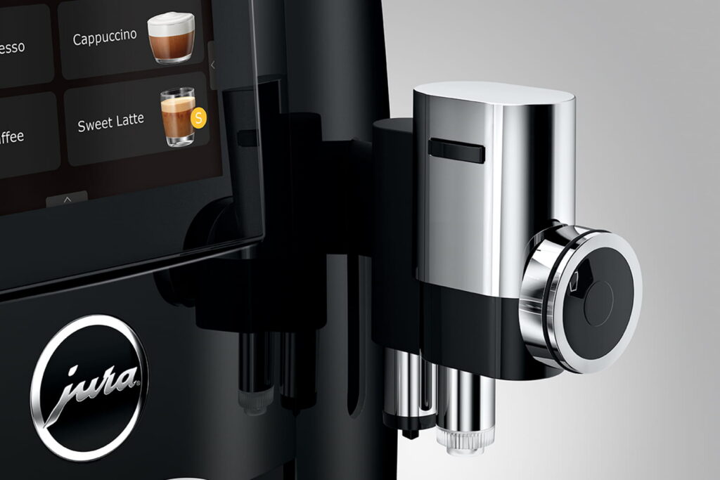 Jura S8 (EB) Kaffeevollautomat in Piano Black, Detailansicht Display und Milchauslauf