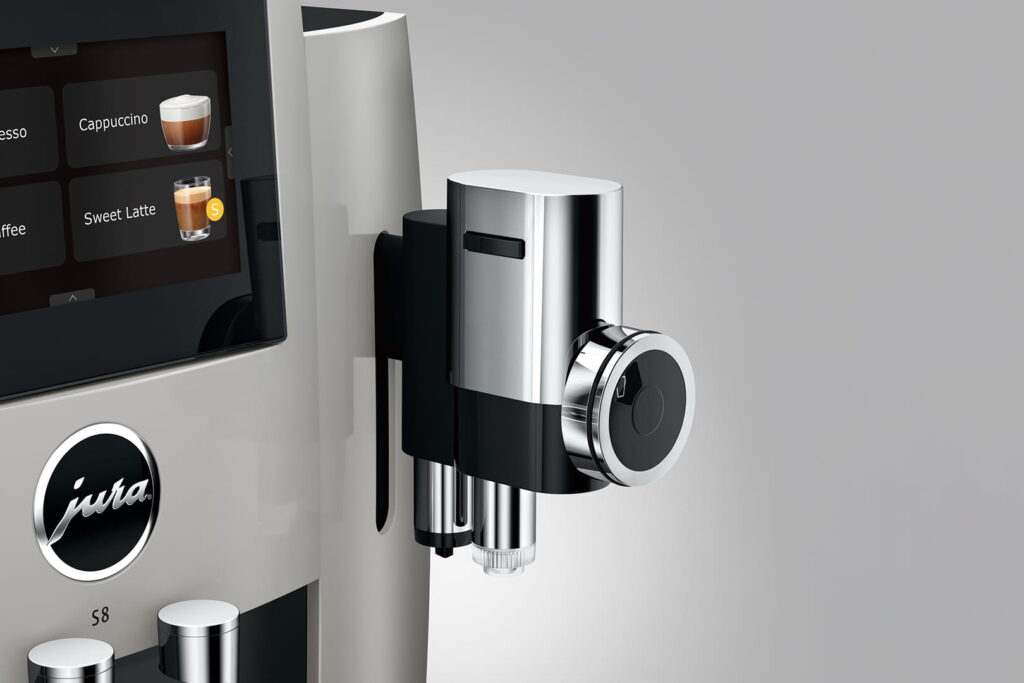 Jura S8 (EB) Kaffeevollautomat in Platin, Detailansicht Display und Milchauslauf
