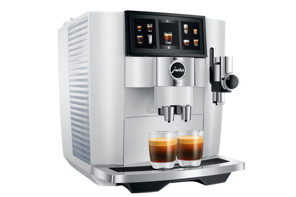 Jura J8 twin (EA) Kaffeevollautomat in Diamond White, Schrägansicht mit Tassen