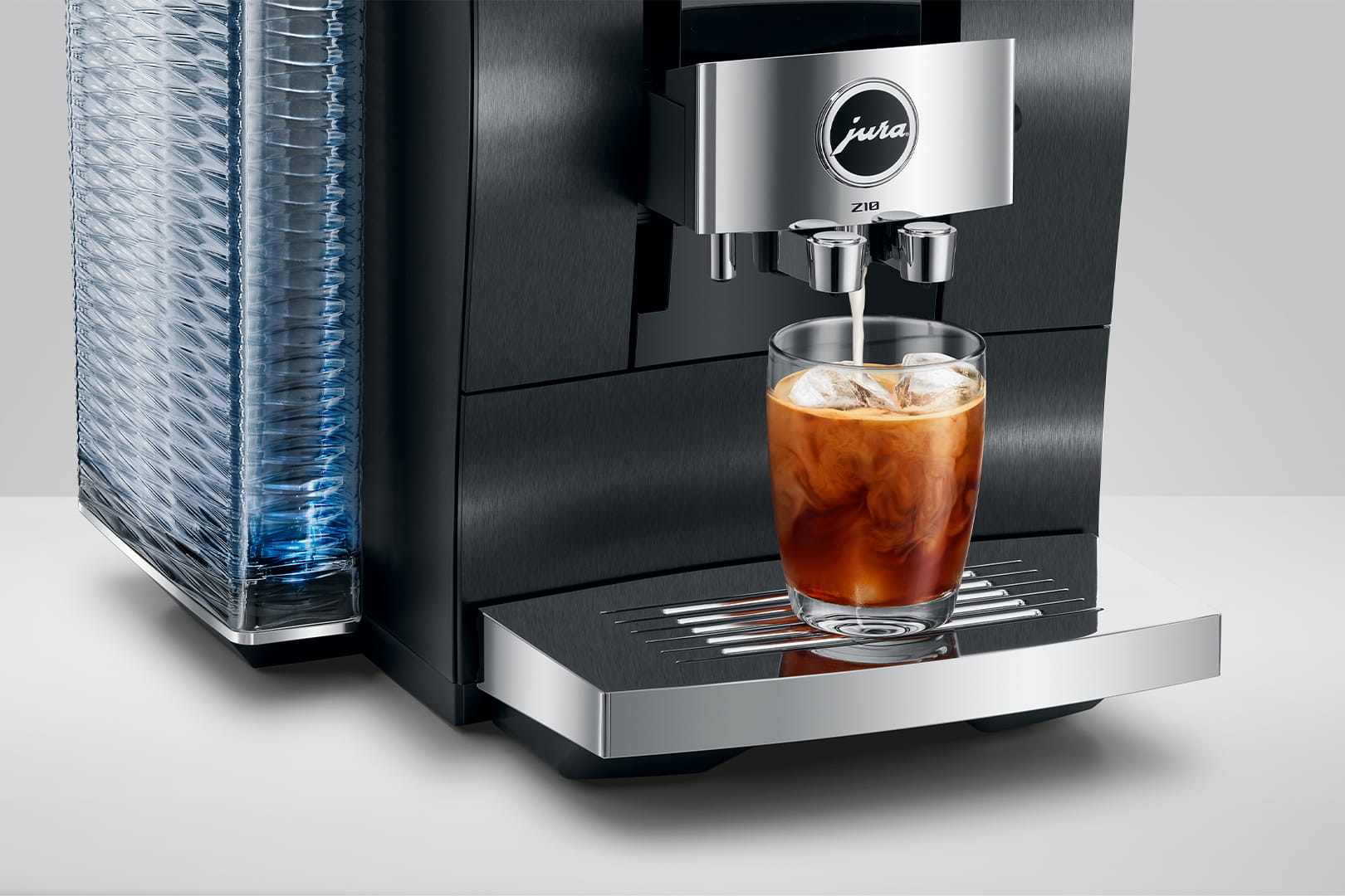 Jura Z10 (EB) Kaffeevollautomat in Aluminium Black, Detailansicht Auslauf mit Cold-Brew-Getränk