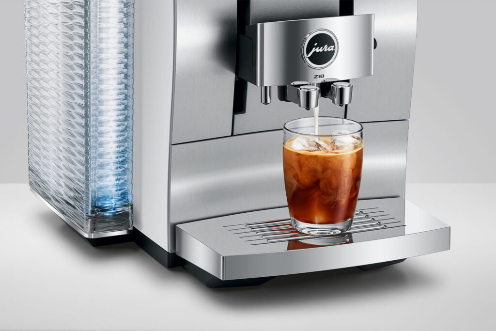 Jura Z10 (EB) Kaffeevollautomat in Aluminium White, Detailansicht Auslauf mit Cold-Brew-Getränk