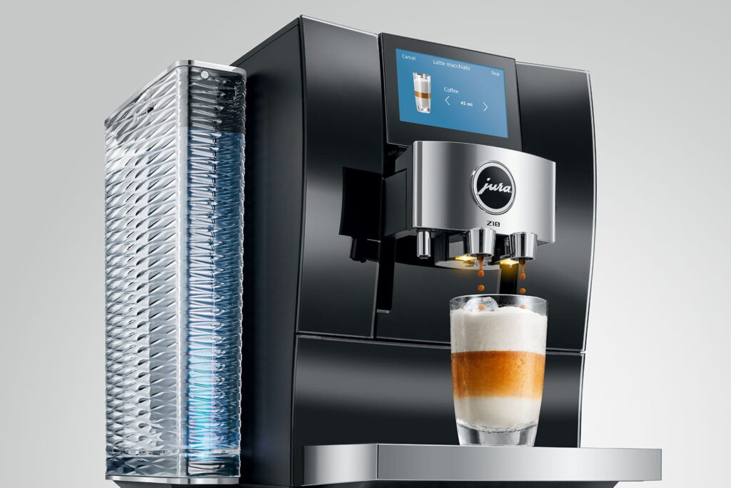 Jura Z10 (EB) Kaffeevollautomat in Diamond Black, Detailansicht Auslauf mit Latte macchiato