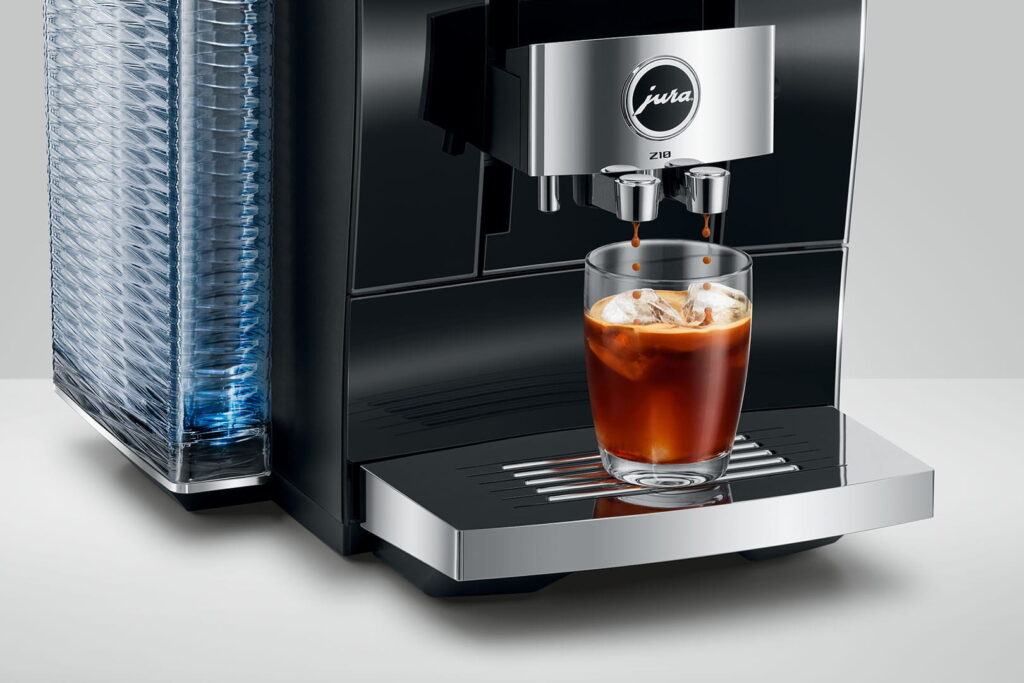 Jura Z10 (EB) Kaffeevollautomat in Diamond Black, Detailansicht Auslauf mit Cold-Brew-Getränk