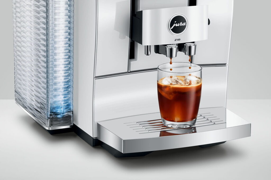 Jura Z10 (EB) Kaffeevollautomat in Diamond White, Detailansicht Auslauf mit Cold-Brew-Getränk