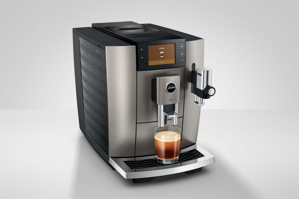 Jura E8 (ED) Kaffeevollautomat in Midnight Silver, Studioaufnahme schräg von vorn