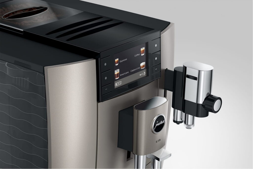 Jura E8 (ED) Kaffeevollautomat in Midnight Silver, Detailansicht Display und Milchauslauf