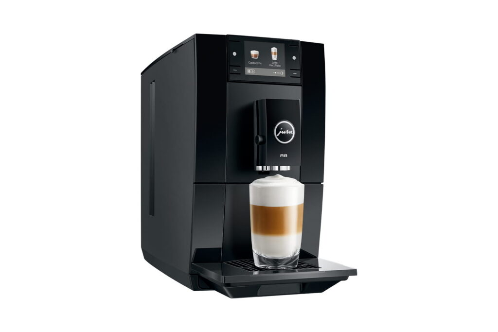 Jura A8 (EA) Kaffeevollautomat in Piano Black, Ansicht schräg von vorn mit Latte macchiato