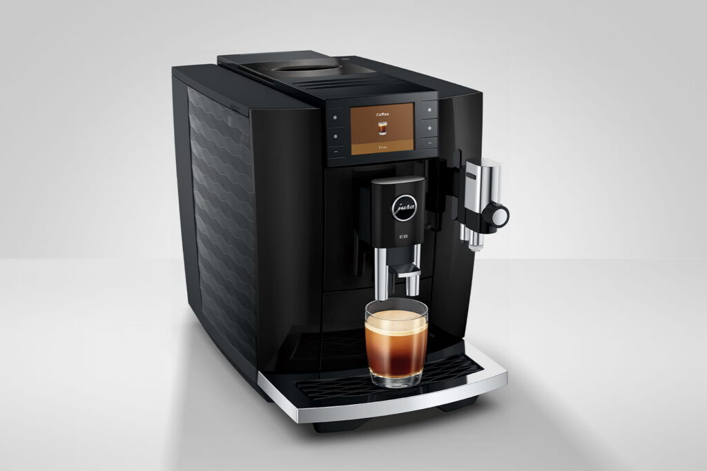 Jura E8 (ED) Kaffeevollautomat in Piano Black, Studioaufnahme schräg von vorn