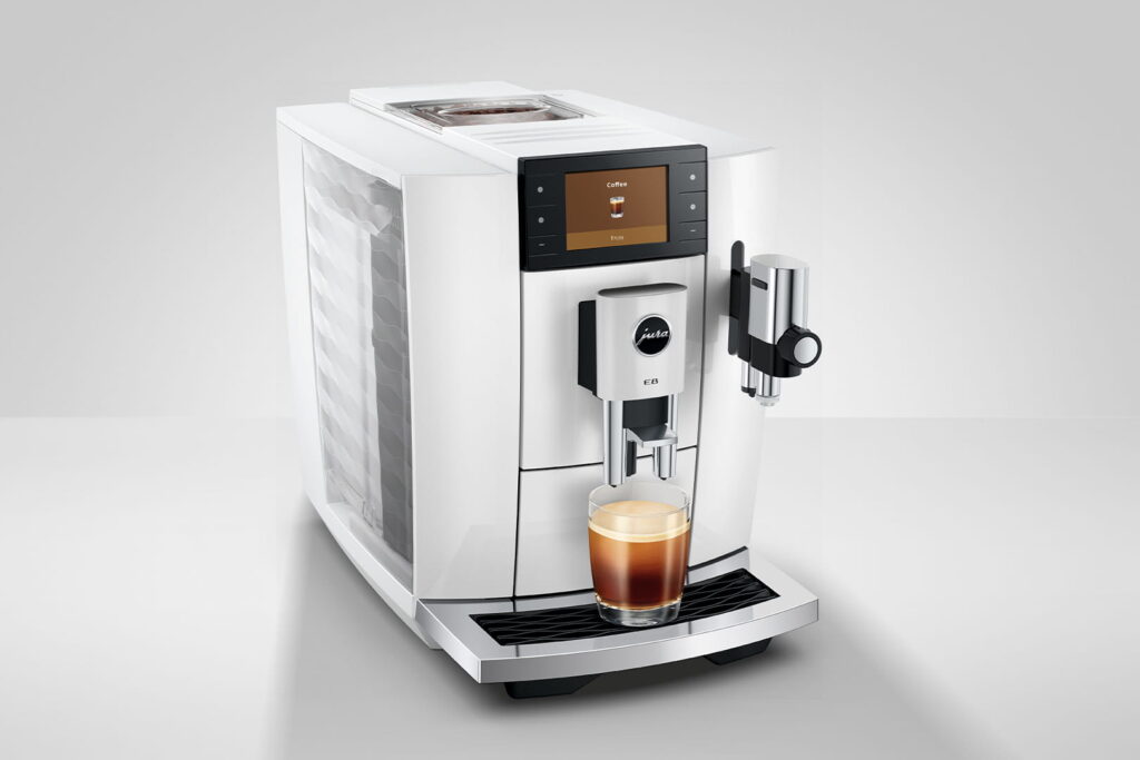 Jura E8 (ED) Kaffeevollautomat in Piano White, Studioaufnahme schräg von vorn