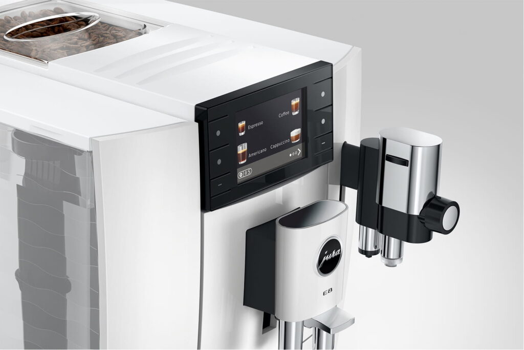 Jura E8 (ED) Kaffeevollautomat in Piano White, Detailansicht Display und Milchauslauf