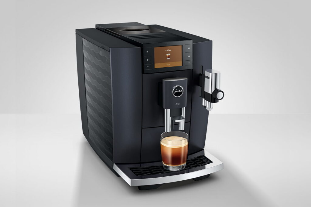 Jura E8 (ED) Kaffeevollautomat in Cosmic Black, Studioaufnahme schräg von vorn
