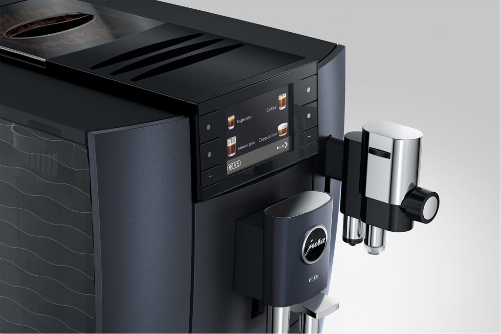 Jura E8 (ED) Kaffeevollautomat in Cosmic Black, Detailansicht Display und Milchauslauf