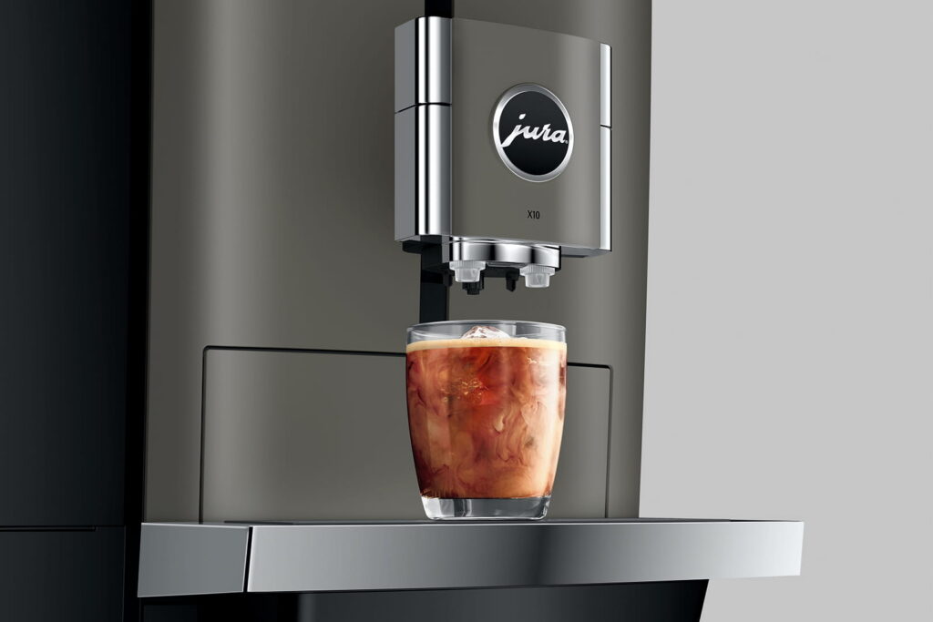Jura X10 (EB) Kaffeevollautomat in Dark Inox, Detailansicht Auslauf mit Cold-Brew-Getränk