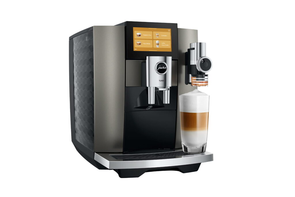 Jura S10 (EA) Kaffeevollautomat in Dark Inox, Schrägansicht mit Milchspezialität