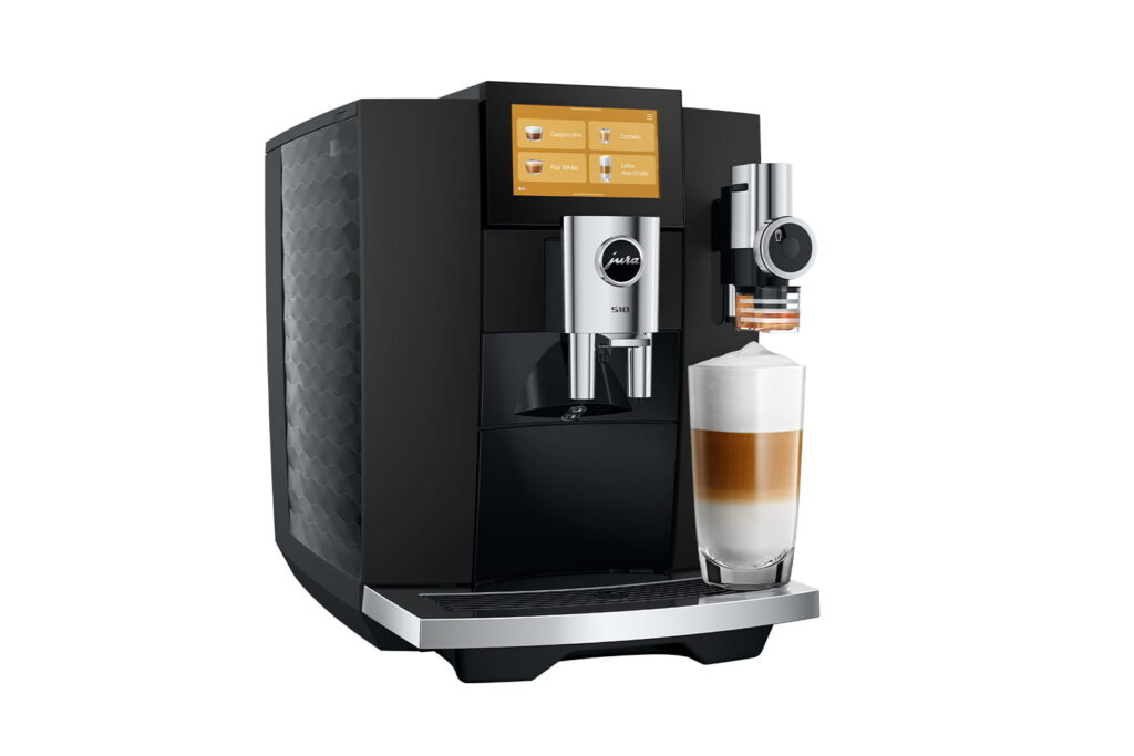 Jura S10 (EA) Kaffeevollautomat in Obsidian Black, Schrägansicht mit Milchspezialität