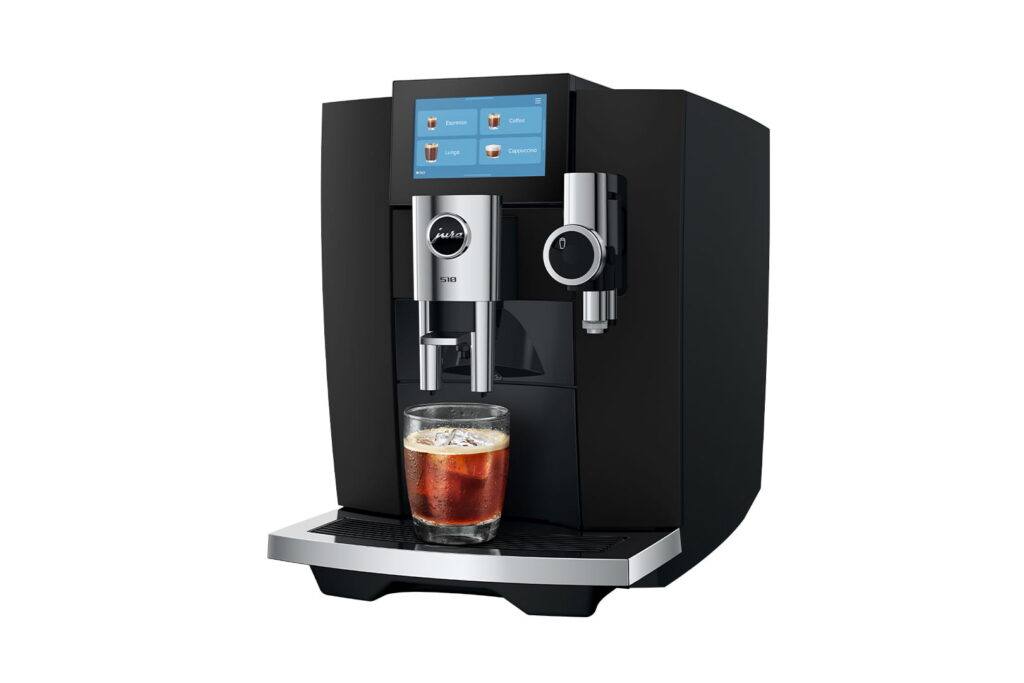 Jura S10 (EA) Kaffeevollautomat in Obsidian Black, Schrägansicht mit Tasse