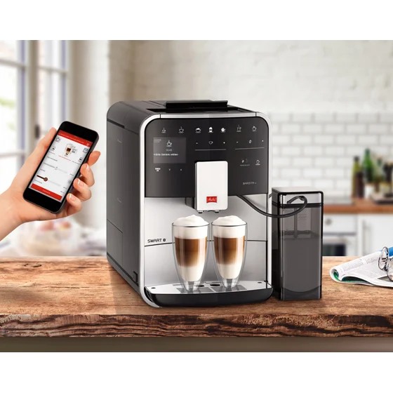 Melitta Barista TS Smart F85/0-101 Kaffeevollautomat in Silber/Schwarz, Ansicht in der Küche mit App-Bedienung