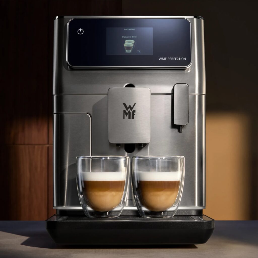 WMF Perfection 640 Kaffeevollautomat in Edelstahl, Frontansicht mit zwei Gläsern