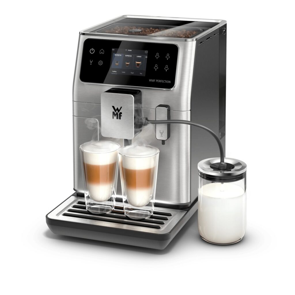 WMF Perfection 660L Kaffeevollautomat in Edelstahl/Schwarz, Schrägansicht mit Glas-Milchbehälter